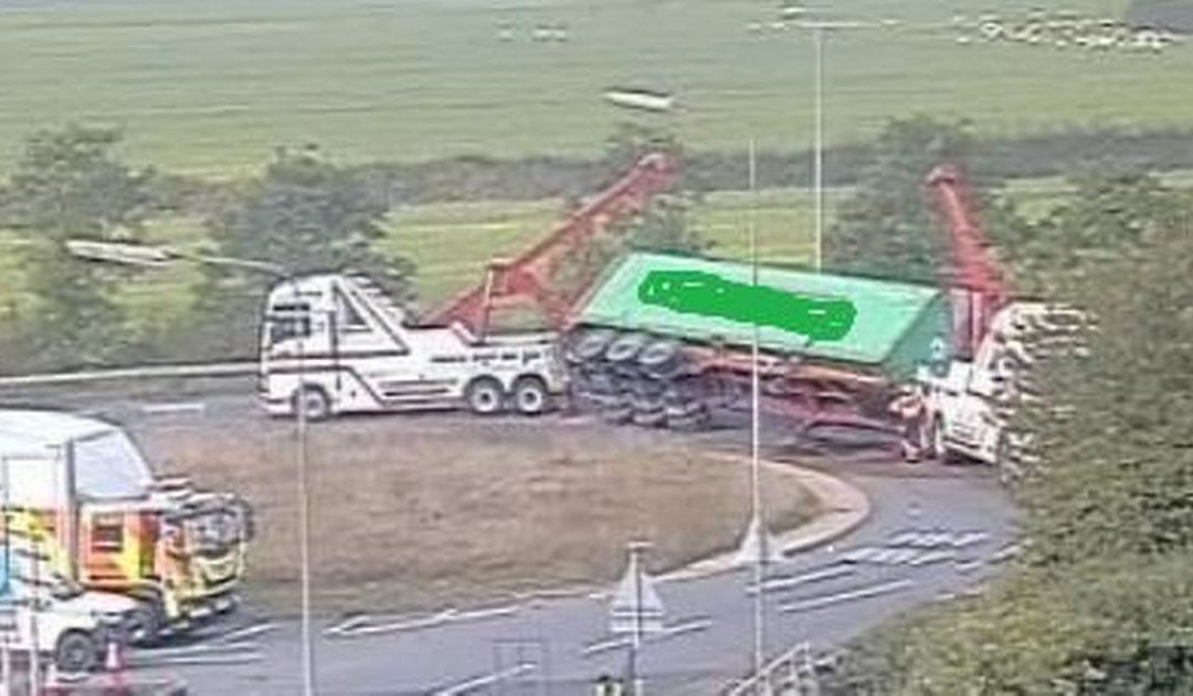 Fuel spillage on A1(M) shuts road as lorry overturns