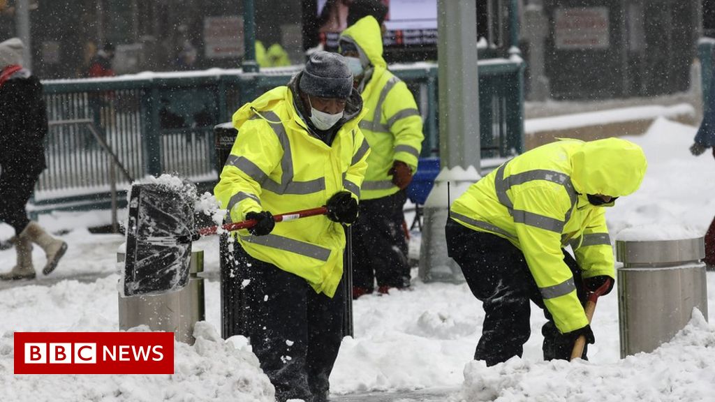 US East Coast blanketed by ‘bombogenesis’ snowstorm – BBC News