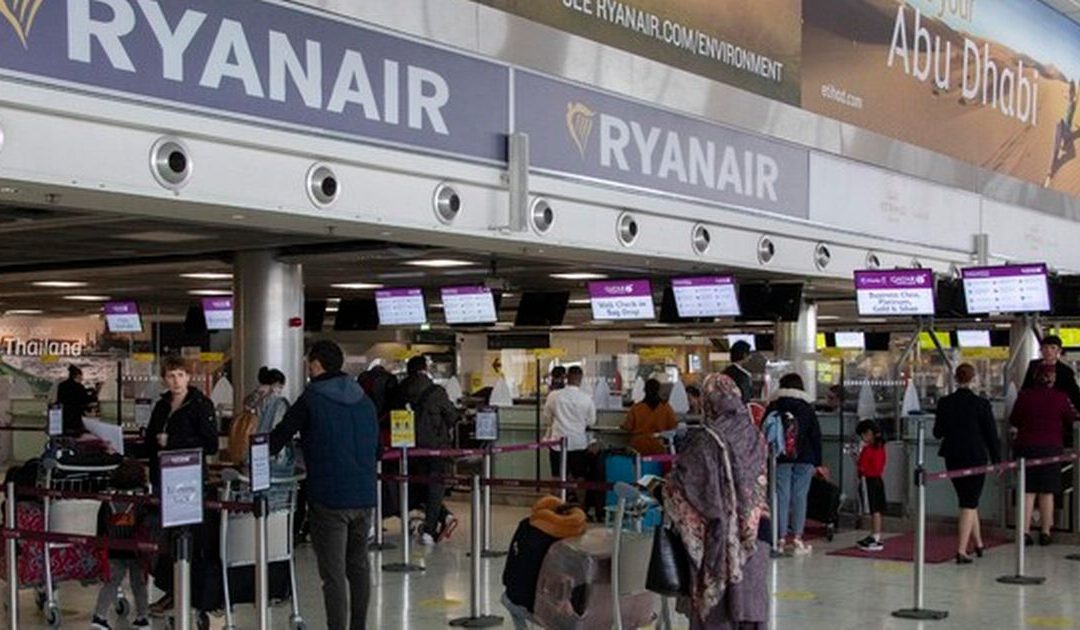 Dublin Airport delays: Aer Lingus and Ryanair issue advice as passengers face long queues